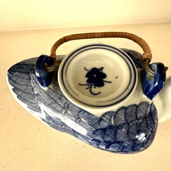 Vintage blue and white porcelain duck teapot - Picture 5 of 12